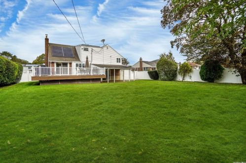 34 Cottonwood Dr, Commack NY 11725-2421 exterior