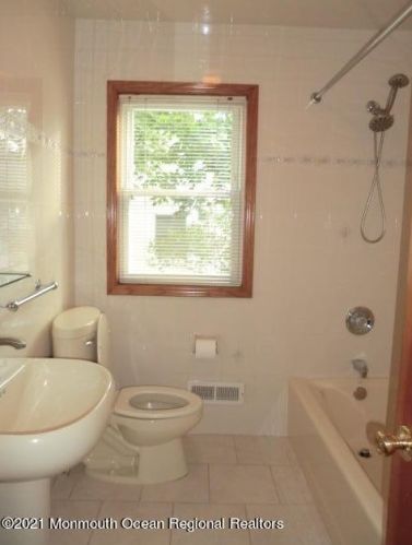 38 Locust Ter, Middletown NJ 07748-1404 exterior