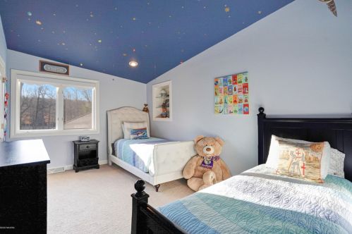 7383 Buccaneer Dr, Grand Rapids MI 49546-9104 exterior