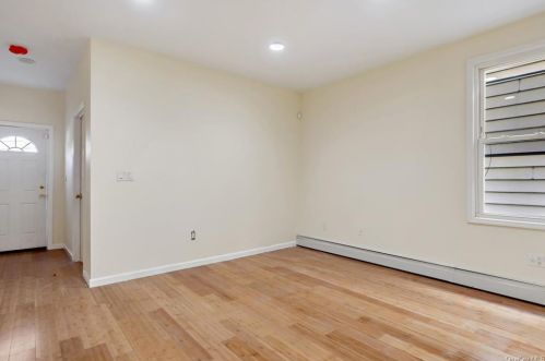 4256 Byron Ave, Bronx NY 10466-1516 exterior