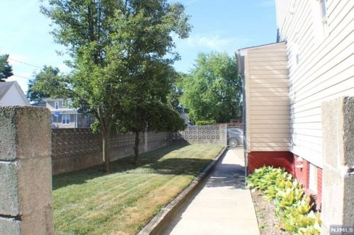 22 Forest Ave, Teaneck NJ 07666-5752 exterior