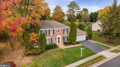 12524 Misty Water Dr, Herndon VA 20170-5702 exterior