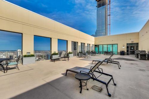 2 Erie St, Chicago IL  60611-2724 exterior