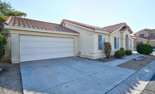 7043 28th Ave, Phoenix AZ  85051-8452 exterior