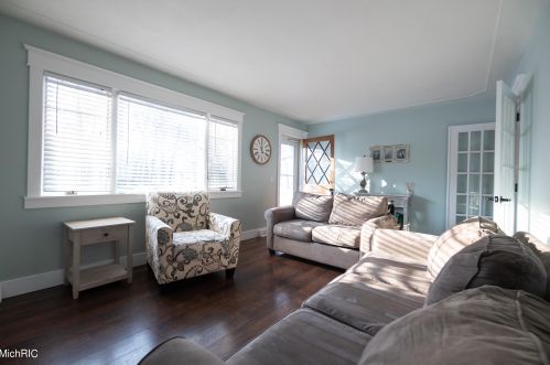 1154 Cadillac Dr, Meskegon, MI 49445-1917