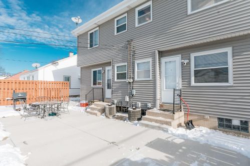 4055 5th St, Milwaukee, WI 53207-4329