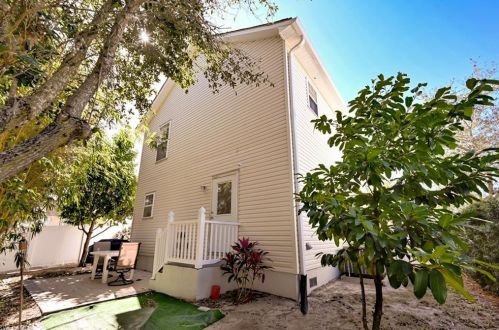 210 Leawood Cir, Naples FL 34104-4133 exterior