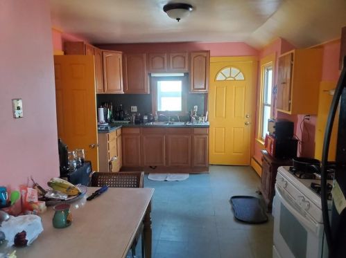 8 Ledyard St, Middletown RI 02840-1828 exterior