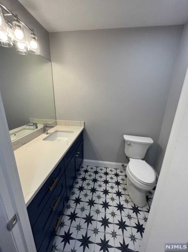 18 Massa Ln, Edgewater NJ exterior