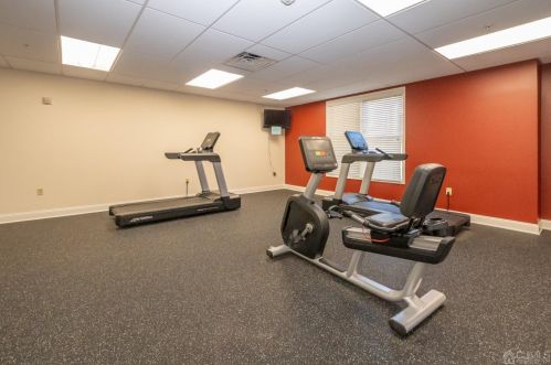 306 Regency Pl, Woodbridge NJ 07095-1036 exterior