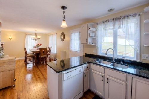 9 Quaker Rd, Worcester MA 01602-2298 exterior