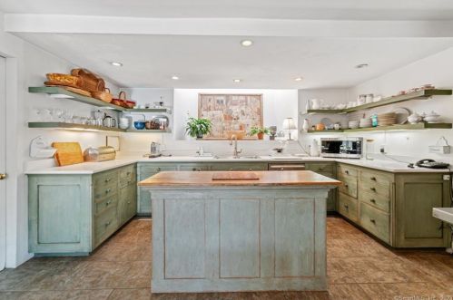 76 Davenport Rd, Roxbury CT 06783-1000 exterior