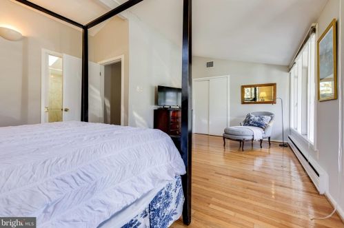 7804 Ridgecrest Dr, Alexandria VA 22308-1053 exterior