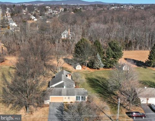 869 Fairview Dr, Hanover PA 17331-9747 exterior