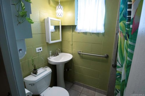 1347 Palolo Ave, Honolulu HI 96816-2528 exterior