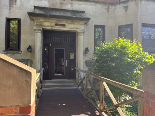 1024 Byron St, Chicago, IL 60613-2985