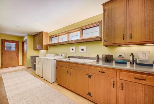 8660 Kildeer Ct, Milwaukee WI 53209-1320 exterior