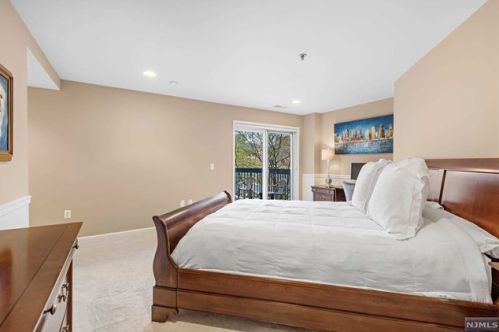 505 Smith Ct, Edgewater NJ 07020-1668 exterior