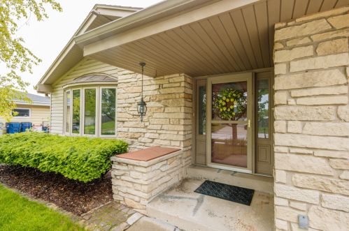 5229 25th St, Milwaukee, WI 53209-4985