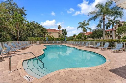 4863 Hampshire Ct, Naples FL 34112-8405 exterior