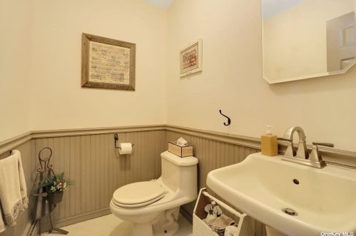 30 Buckingham Ln, Bohemia NY 11716-3979 exterior