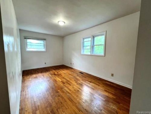 5204 Park Lake Rd, East Lansing MI 48823-3800 exterior