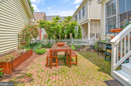 213 Creek Valley Ln, Rockville MD  20850-5603 exterior