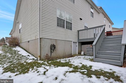 10 Lexington Dr, Hanover PA 17331-8657 exterior