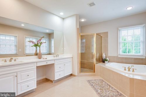 1402 Harvest Xing Dr, Mc Lean VA 22101-5650 exterior