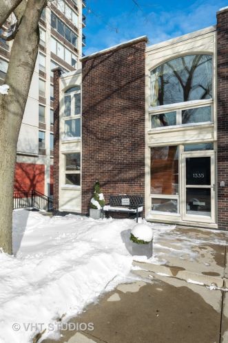1335 Sandburg Ter, Chicago IL 60610-1507 exterior