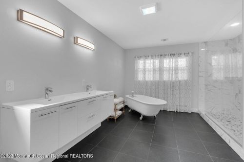 165 New Monmouth Rd, Middletown NJ  07748-2232 exterior