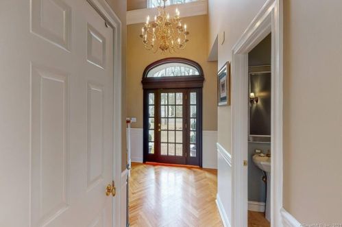 11 Chiltern St, Farmington CT 06032-1533 exterior