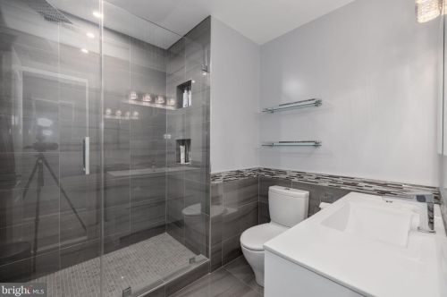 1941 Valleywood Rd, Mc Lean VA  22101-4931 exterior