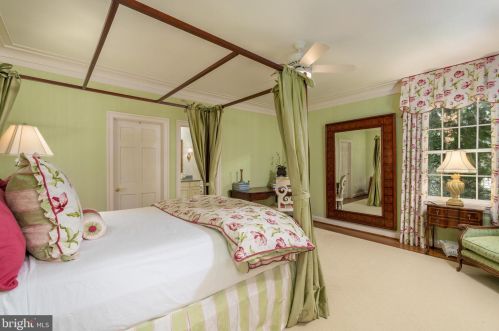 1250 Daleview Dr, Mc Lean VA 22102-1538 exterior