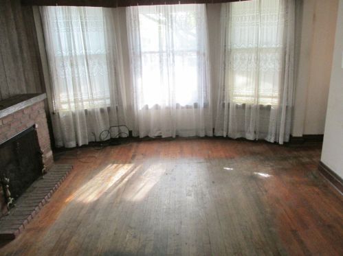 4656 Leamington Ave, Chicago, IL 60630-3813