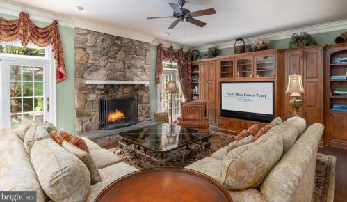 1250 Daleview Dr, Mc Lean VA 22102-1538 exterior