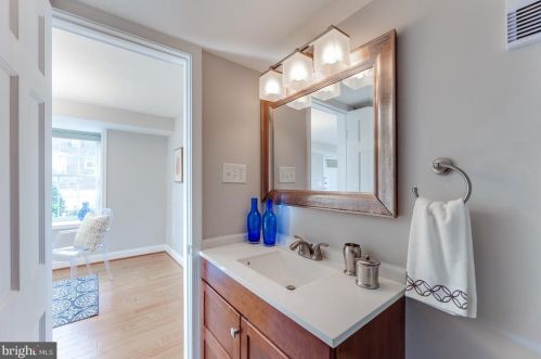 2406 Dearing St, Alexandria VA 22302-1806 exterior