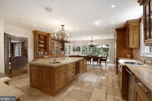 11013 Cripplegate Rd, Rockville MD 20854-1630 exterior