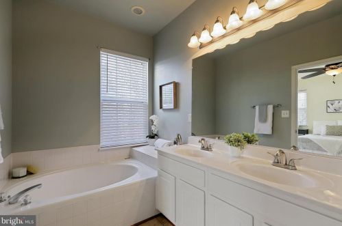 6747 Applemint Ln, Alexandria VA 22310-2649 exterior