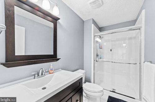 72 Holly Ct, Trenton NJ 08619-4636 exterior