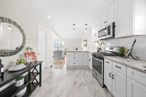 8642 Kingston Ave, Chicago IL  60617-2439 exterior