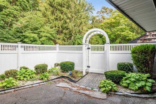 19 Tree Hollow Ln, Huntington Station NY  11746-6315 exterior