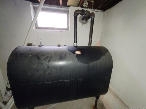 258 Sentinel Hl Rd, Derby CT 06418-2442 exterior