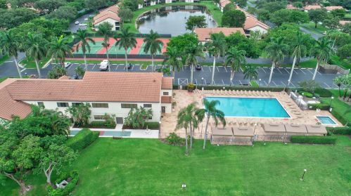 10215 Circle Lake Dr, Boynton Beach FL 33437-3400 exterior