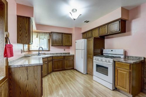 4860 104th St, Milwaukee, WI 53228-3250