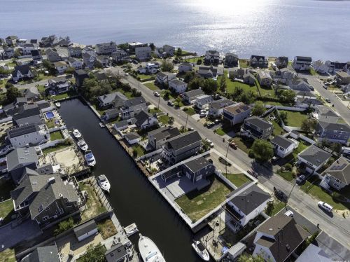 29 Mitchell Ave, Babylon NY 11702-4109 exterior