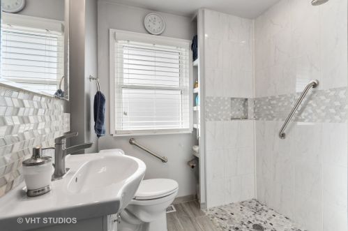 682 Fairview Ave, Elmhurst IL 60126-4232 exterior