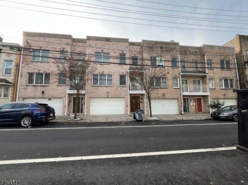 215 Oliver St, Newark, NJ 07105-2008