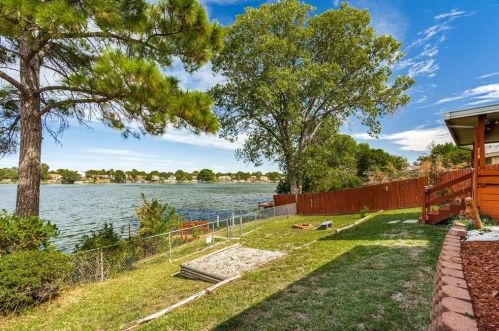 1311 Lakeshore Dr, Irving TX 75060-6675 exterior