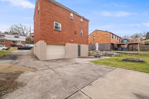 222 Meadowdell Dr, Pittsburgh PA  15227-4018 exterior